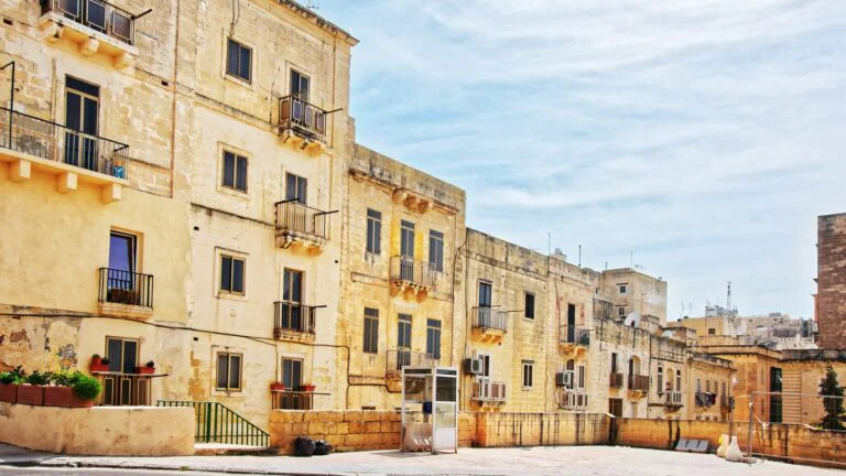 רחוב הקניות של ולטה: רפובליק סטריט, השוק של מרצ'נט ומה באמת שווה לקנות